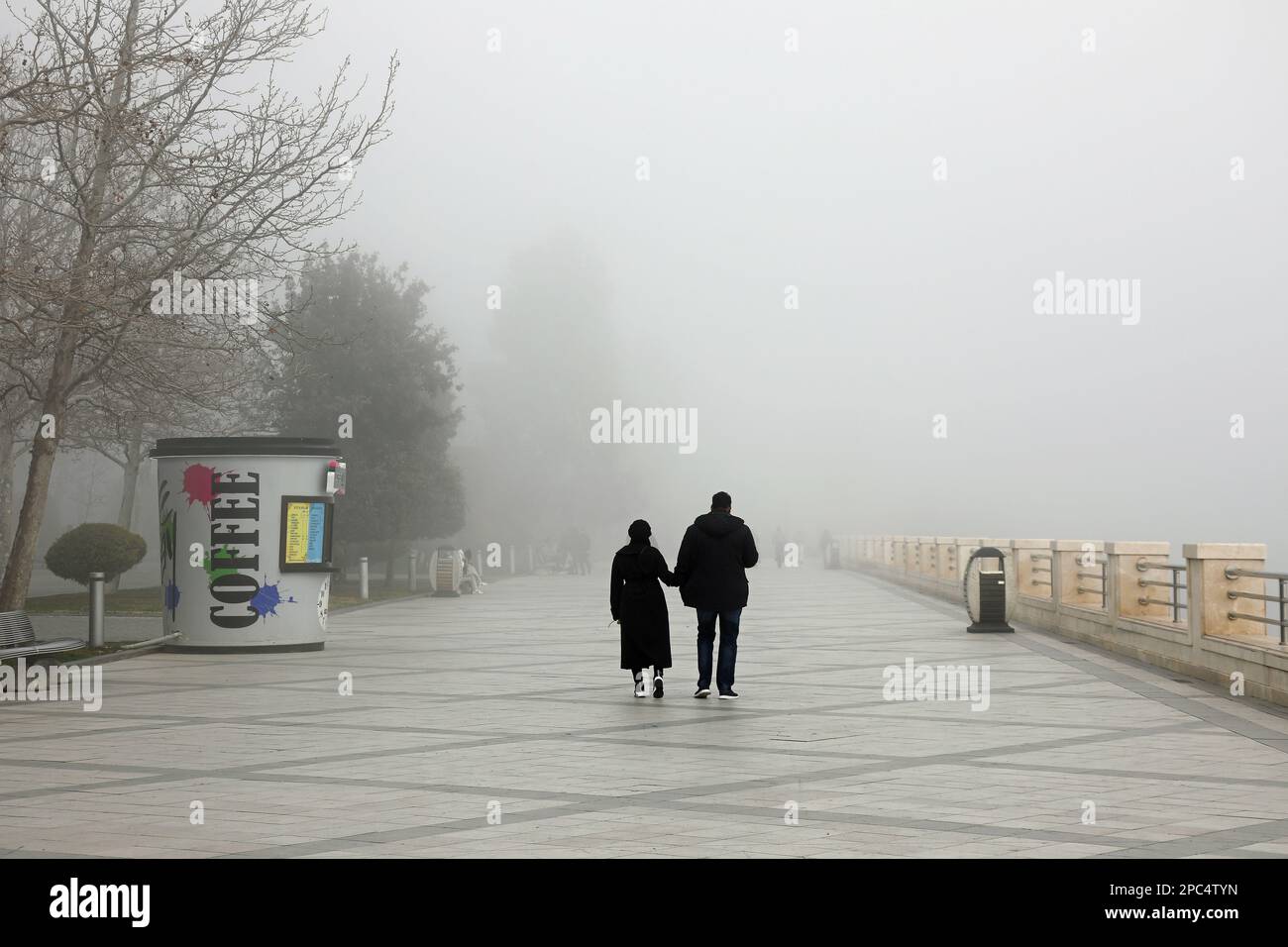 Wanderer am Baku Boulevard an einem nebligen Wintertag Stockfoto