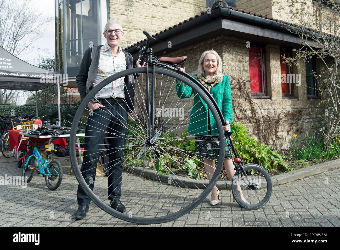 Die Sendeanstalt jeremy Vine und julia cambridge, Bürgermeisterin des Stadtbezirks richmond, stehen hinter dem Penny Farthing-Fahrrad des Senders, kew ecofair 2023 Stockfoto