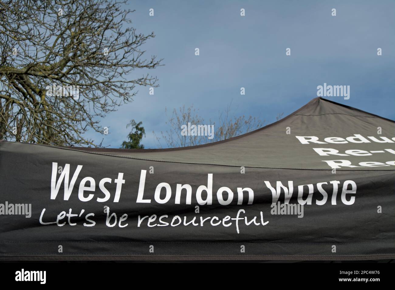 Markise-Logo von West london Waste, einer gesetzlichen Abfallentsorgungsbehörde, mit dem Slogan Let's Be Fineful, auf der kew Ecoair 2023, london, england Stockfoto