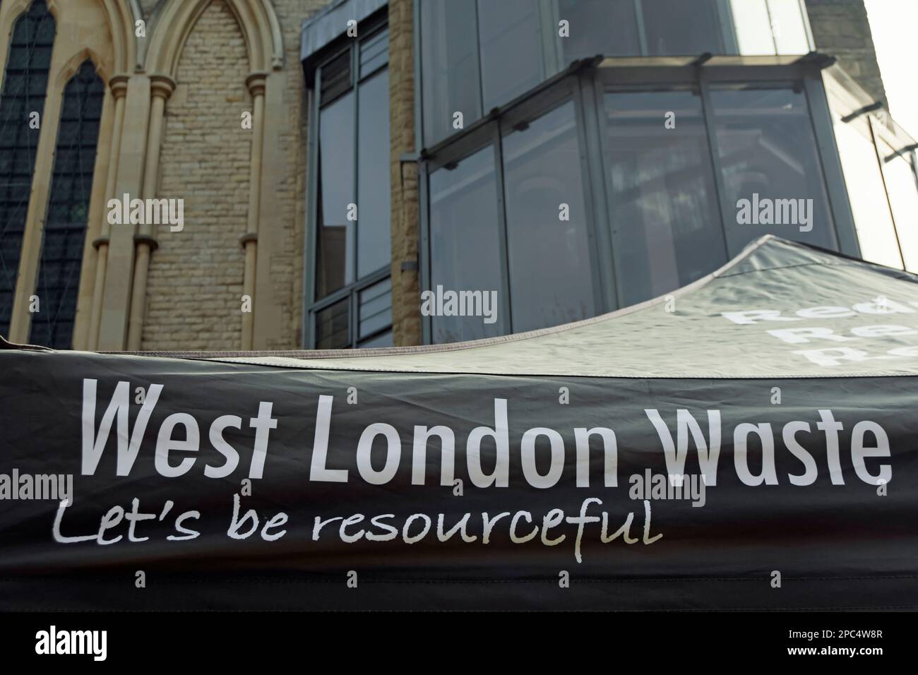 Markise-Logo von West london Waste, einer gesetzlichen Abfallentsorgungsbehörde, mit dem Slogan Let's Be Fineful, auf der kew Ecoair 2023, london, england Stockfoto