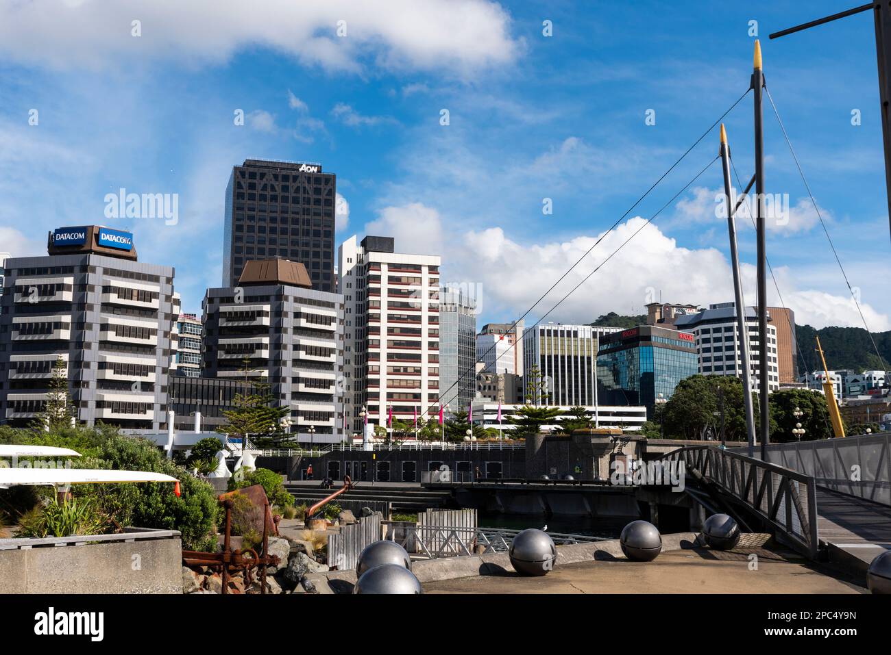 Spaziergang am Ufer entlang des Hafens in Wellington, Neuseeland. Blick auf das Finanzviertel von Wellington Central. Zentraler Geschäftsbezirk. Aon Stockfoto