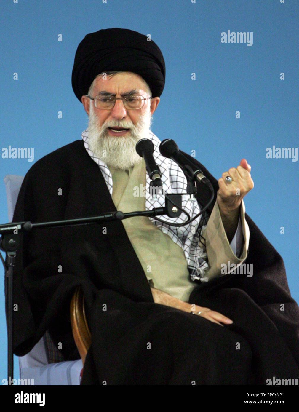Iran's supreme leader Ayatollah Ali Khamenei delivers a speech, in Tehran, Iran, Monday, 8, 2007. Khamenei, appeared in relatively good health during a public meeting Monday, invalidating rumors that he had died. Khamenei, 67, has final say on all state matters in Iran as supreme leader, a post he has held since 1989. (AP Photo/ISNA, Saman Aghvami) Stockfoto