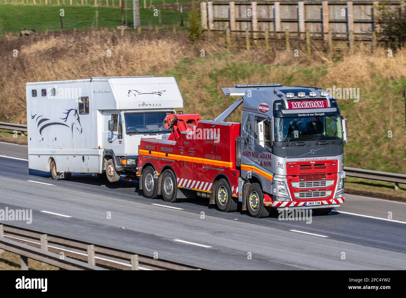 John MacAdam & Son Rescue Ltd., 24-Stunden-Pannenhilfe und Car Rescue, Abschleppdienst in einem Pferdekasten. MacAdam Canter Rescue and Recovery; Autotransporter, Volvo Autotransporter; Lastkraftwagen für schwere Massenguttransporte auf der Autobahn, Lastkraftwagen, Transport, Abholung und Auslieferung, Mehrwagen-Nutzfahrzeugtransporter, Truck UK Stockfoto