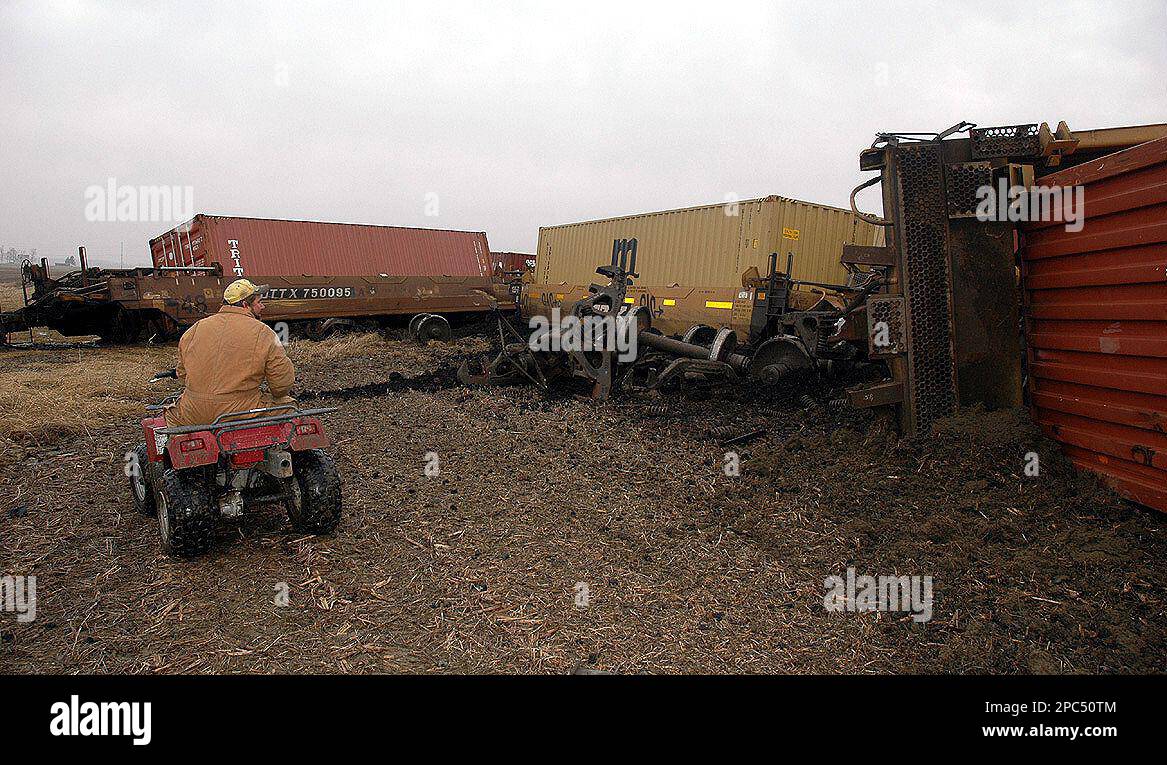 Phil Ross looks over a train derailment near his home, Sunday morning, Jan. 7, 2007, in rural West Mansfield, Ohio. Eight cars from the 20-car train derailed and lay scattered across a field Sunday. There were no injuries. Investigators have not determined what caused the derailment about 9:05 a.m. near this town 40 miles northwest of Columbus, CSX Transportation spokesman Garrick Francis said. (AP Photo/The Bellefontaine Examiner, Brian J. Evans) Stockfoto