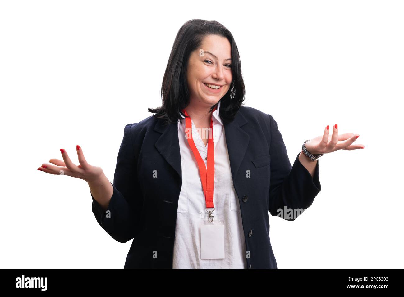 Freundliche Geschäftsfrau mit eleganter, legerer Bürokleidung und leerem Namensschild, isoliert auf weißem Studiohintergrund Stockfoto