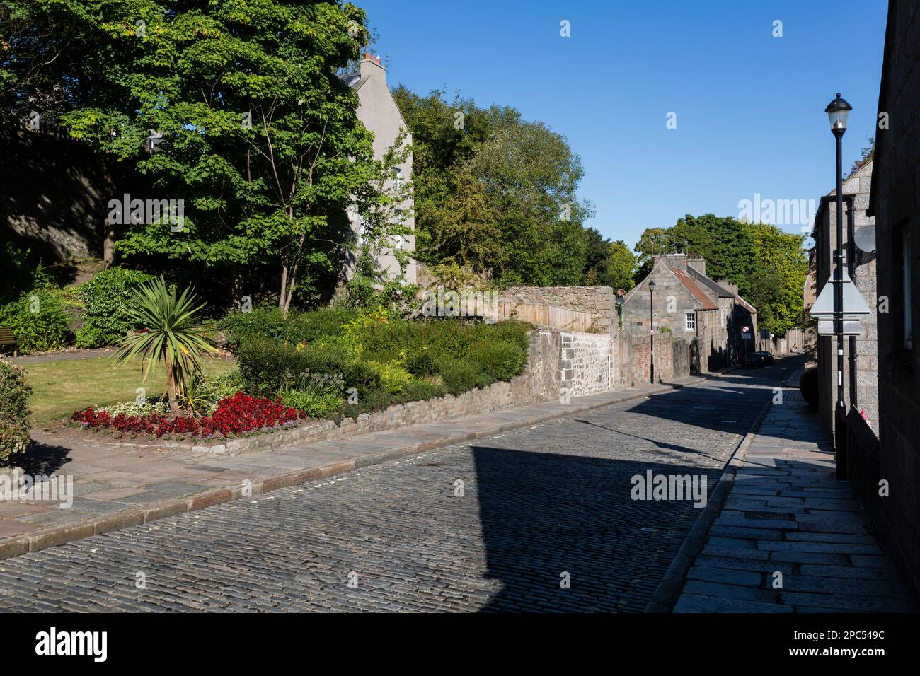 Mit Blick auf Spital, eine alte Kopfsteinpflasterstraße, die zur Universität von Aberdeen, Schottland, Großbritannien, Europa führt Stockfoto