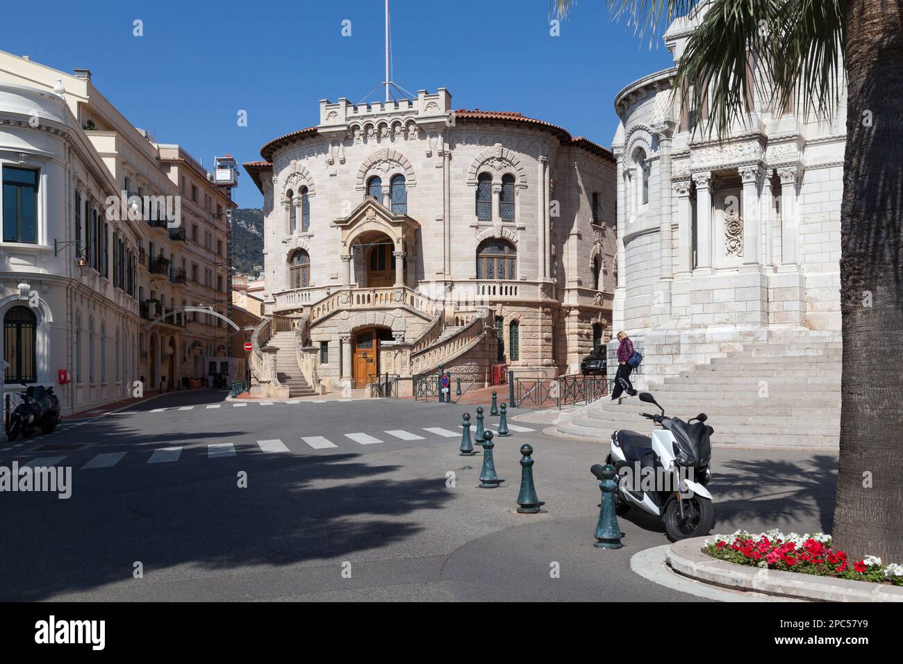 Monaco-Ville, Monaco - März 28 2019: Justizpalast zwischen der Kathedrale und dem ehemaligen Gebäude des Nationalrates. Stockfoto