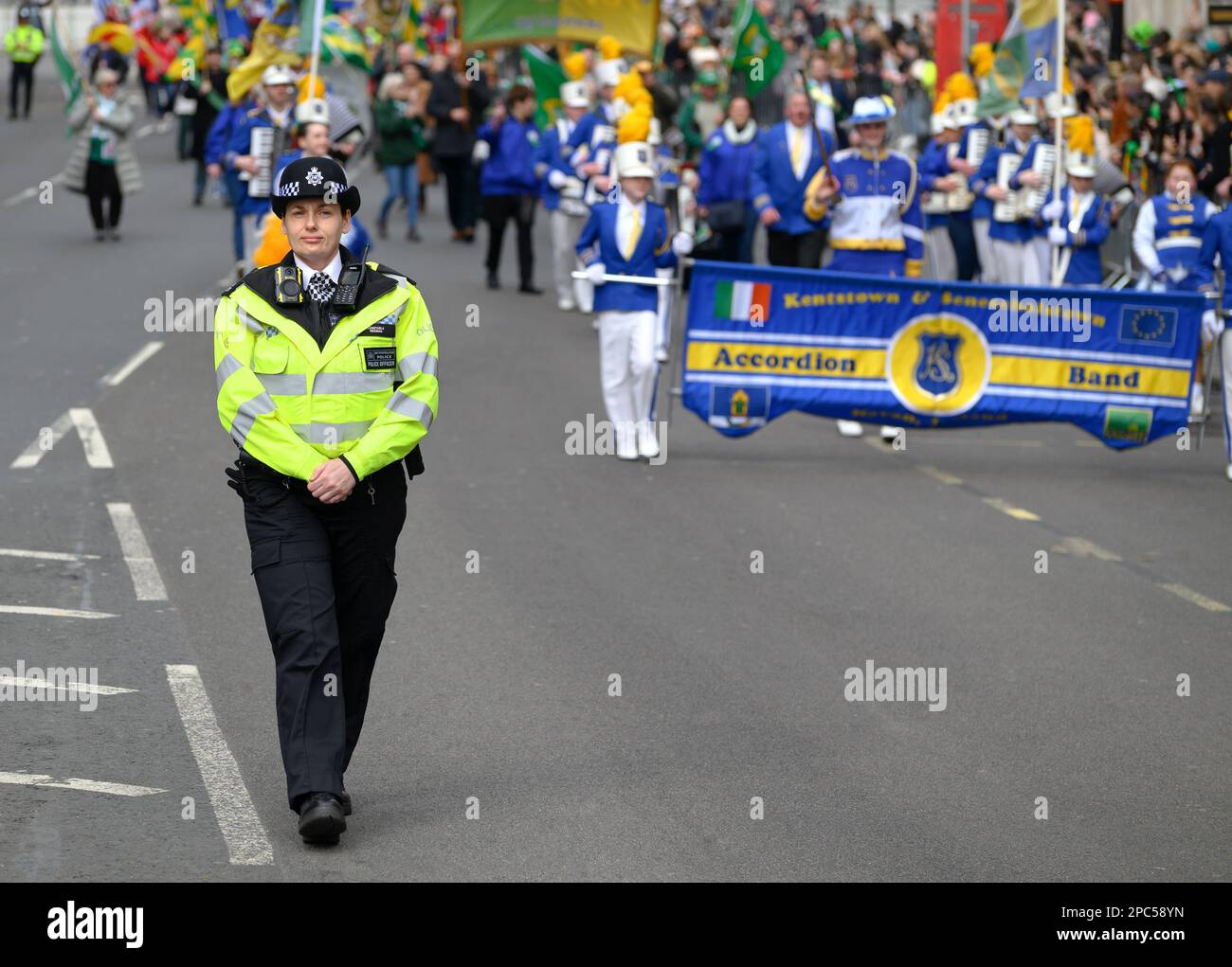 London, England, Großbritannien. Weibliche Metropolitan Police bietet Polizeiarbeit bei der St. Patrick's Day Parade durch Central Lonond, 12. März 2023 an Stockfoto