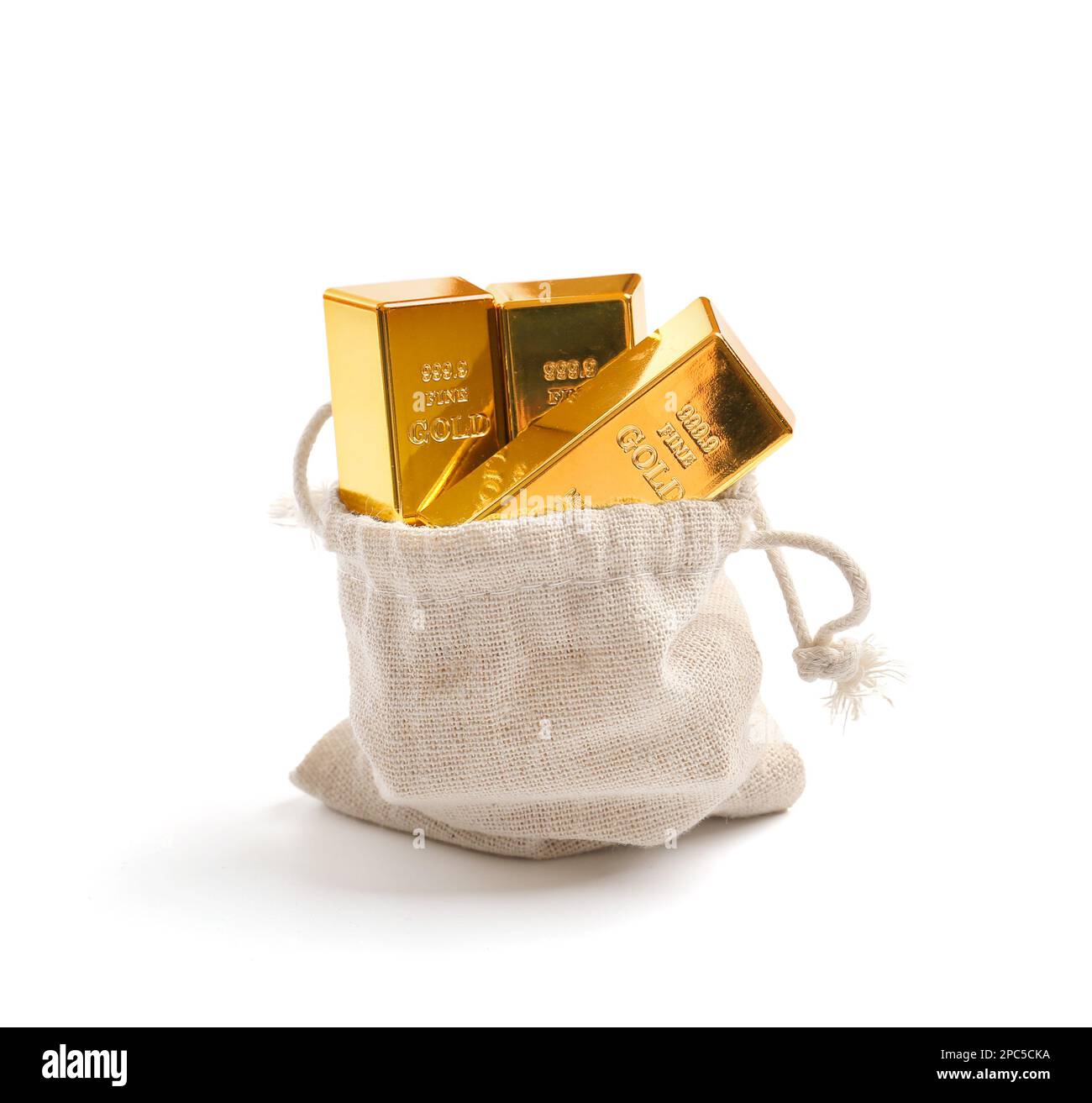 Ein kleiner Beutel Gold auf weißem Hintergrund. Goldbarren in einer Tasche als Sparsymbol. Goldinvestitionsoption Stockfoto