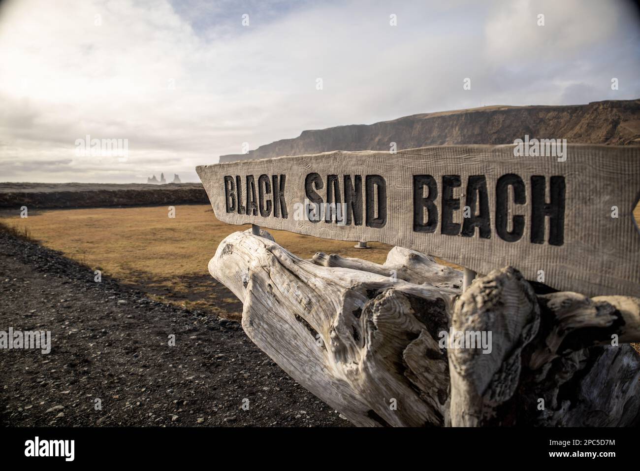 Schild in Richtung Black Sand Beach in Reynisfjara, Island Stockfoto