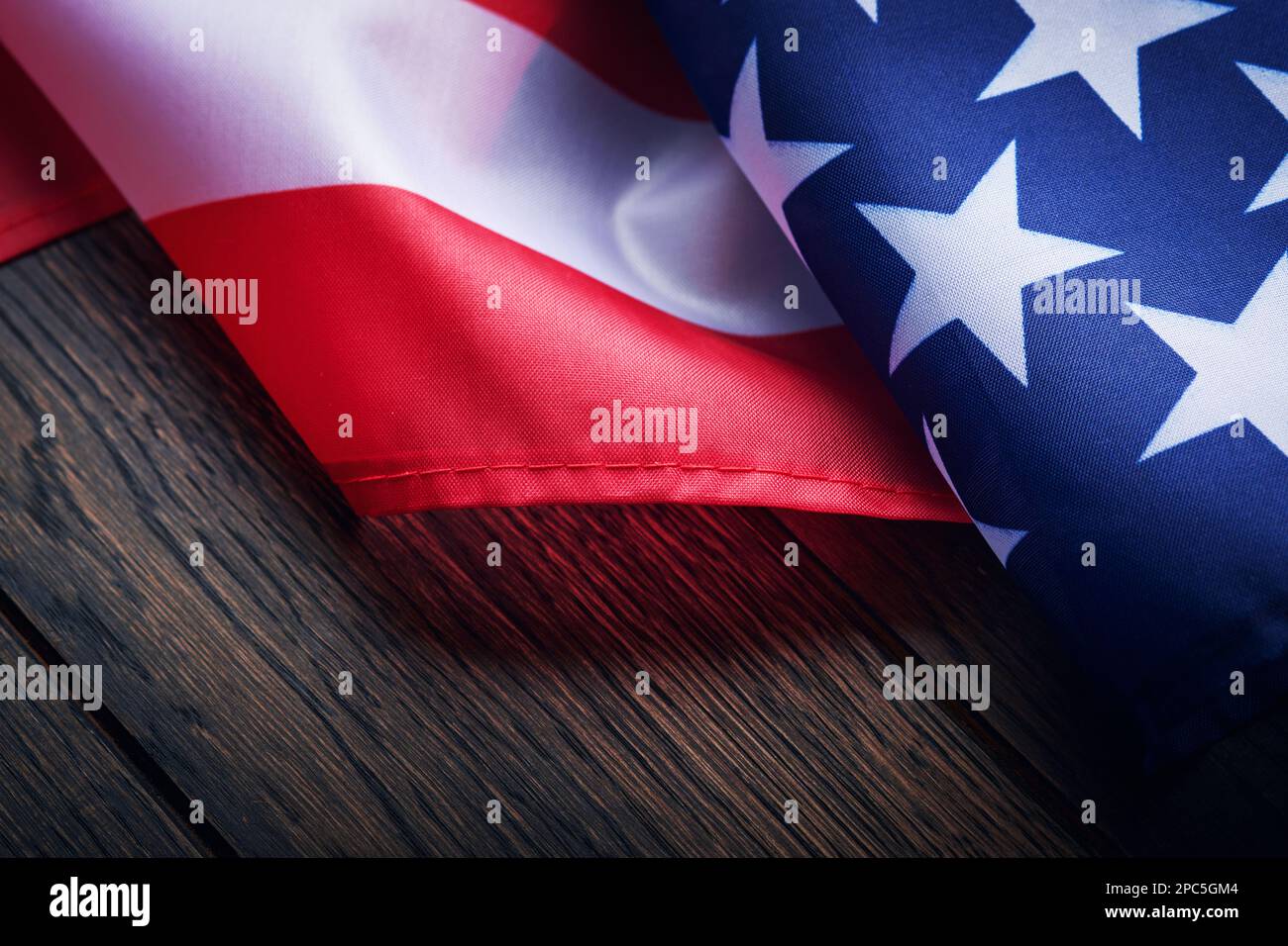 US-Flagge oder amerikanische Flagge. Wave-Waving-Flag mit Kopierbereich. Frohen Gedenktag. 4. Juli oder Labour Day. Draufsicht. Speicherplatz kopieren. Modell. Stockfoto