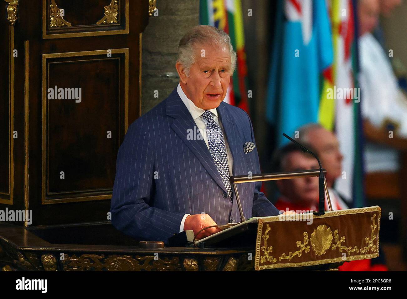 Der britische König Charles überbringt seine Botschaft zum Commonwealth Day während eines Gottesdienstes in Westminster Abbey in London, Großbritannien, am 13. März 2023. REUTERS/Hannah McKay/Pool Stockfoto