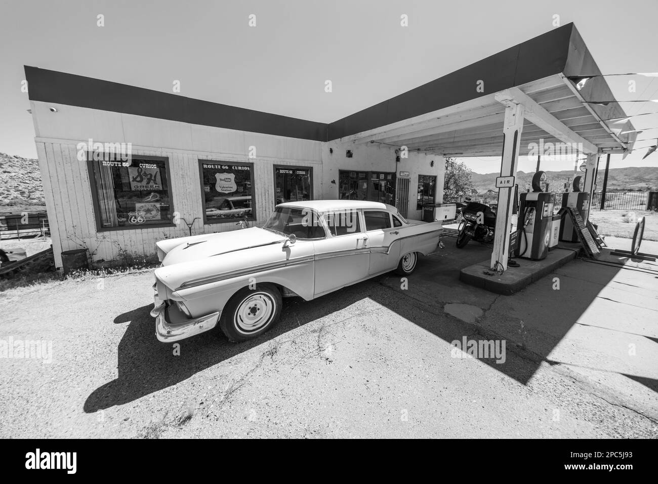 Valentine Station, Valentine, AZ, USA, Route 66, Mit alten Benzinpumpen und einer Ford Custom Fordor 1957 Limousine Stockfoto