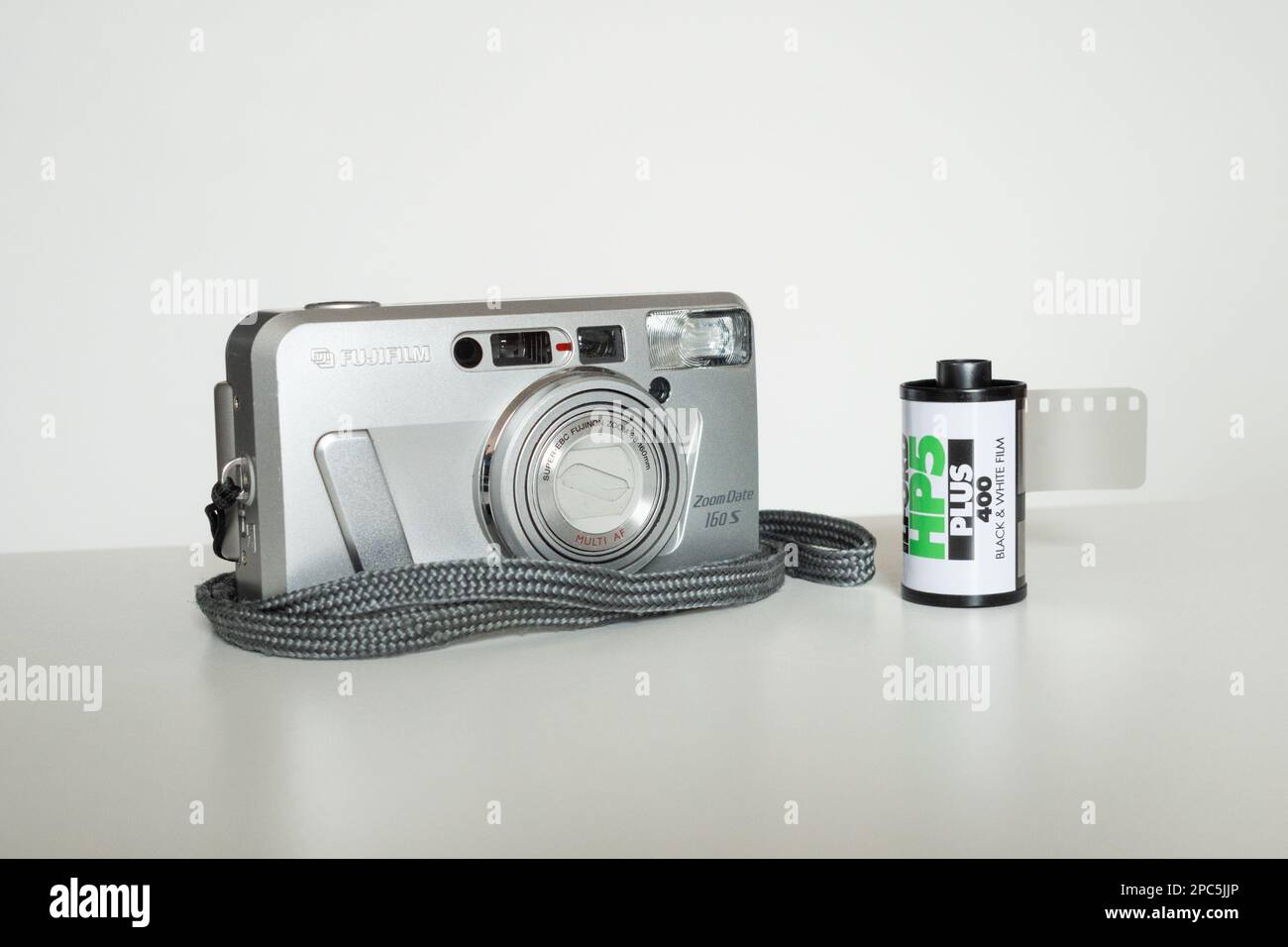Fujifilm Zoom Date 160S Kompakt-Filmkamera mit 35mm-mm-Filmkassette oder -Kanister, bereit zum Beladen Stockfoto