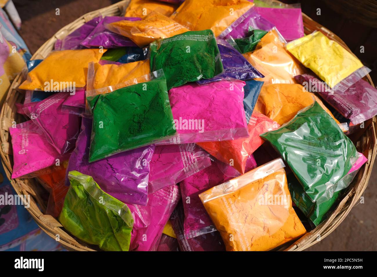 12. März 2023, Pune, Indien, trockene Farben in Kunststoffpackungen, die im Verkaufsladen zum Verkauf für das Indian Festival Holi angeboten werden. Stockfoto