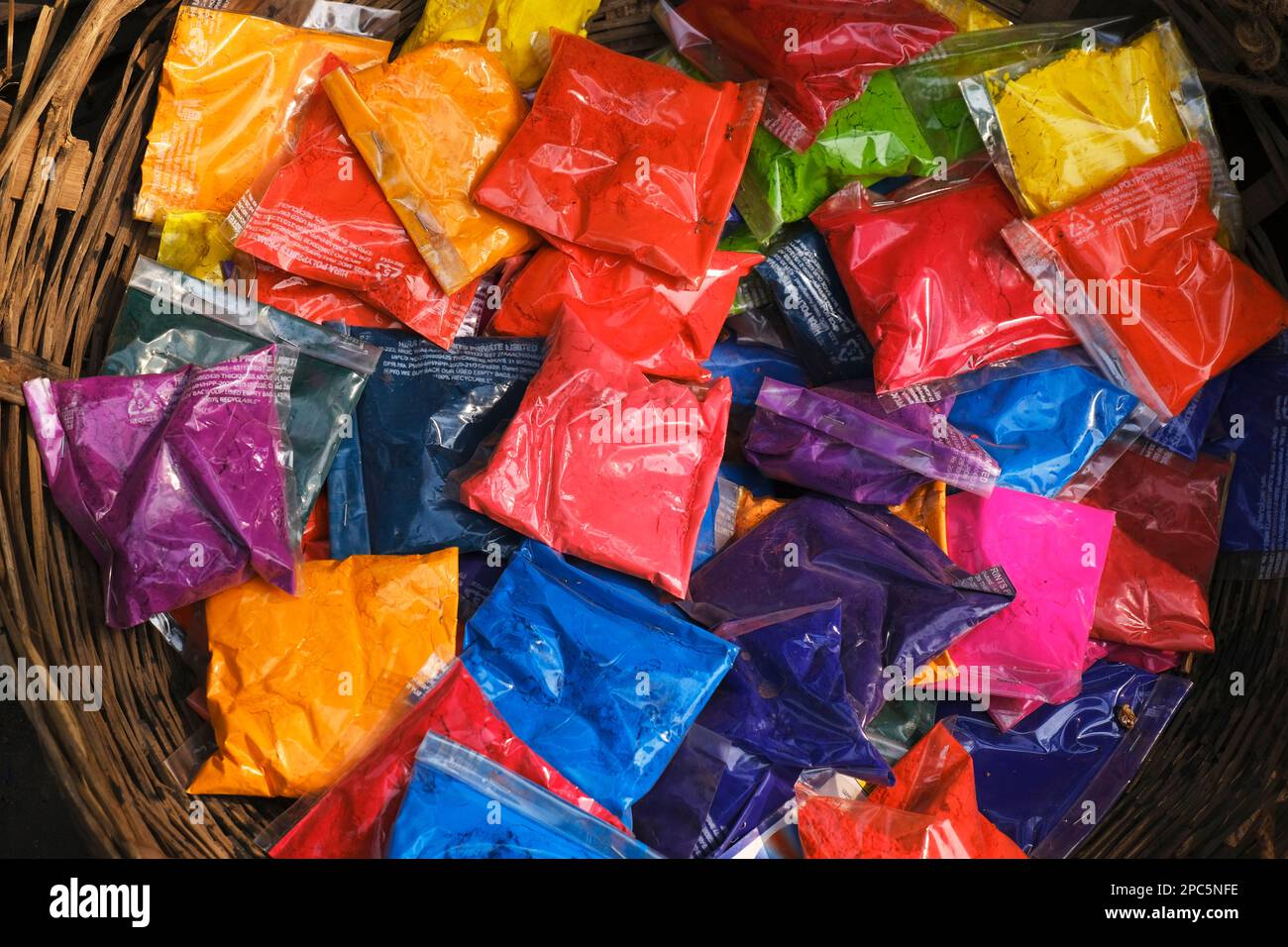 12. März 2023, Pune, Indien, trockene Farben in Kunststoffpackungen, die im Verkaufsladen zum Verkauf für das Indian Festival Holi angeboten werden. Stockfoto