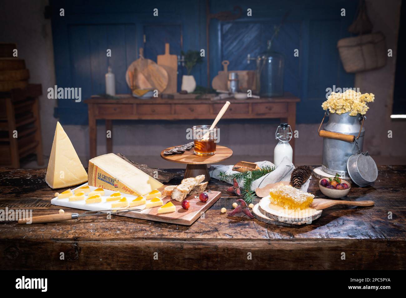 Juli 12 2022, Lyon, Frankreich : schmeckte berühmten schweizer Käse : Le Gruyère d'Alpage mit Milch und Honig zum Mittagessen und Essen Erfahrung Stockfoto