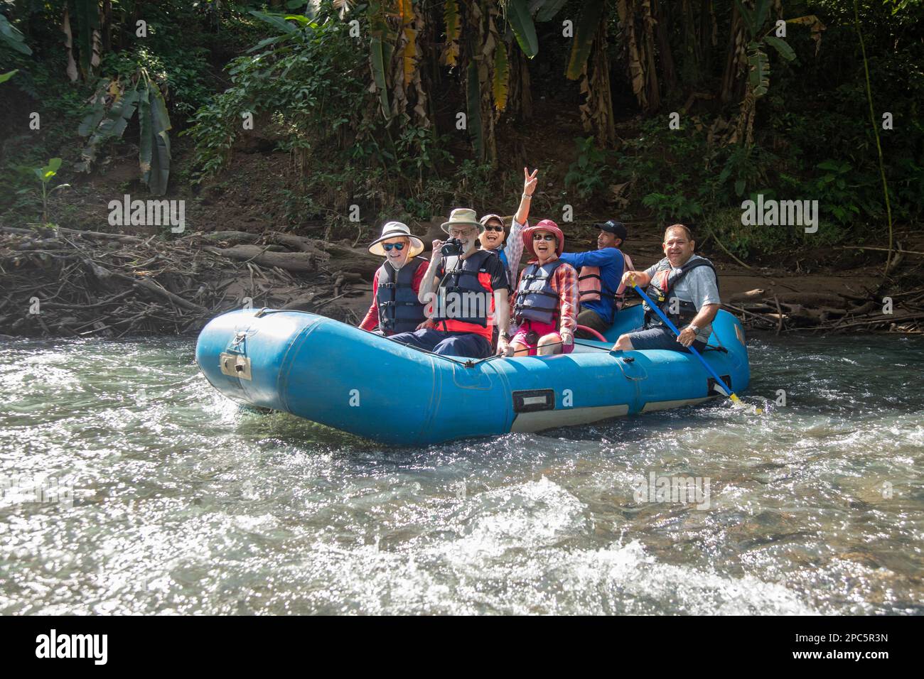 Muelle San Carlos, Costa Rica - Touristen auf einer malerischen Rafting-Tour auf dem Rio Penas Blancas. Stockfoto