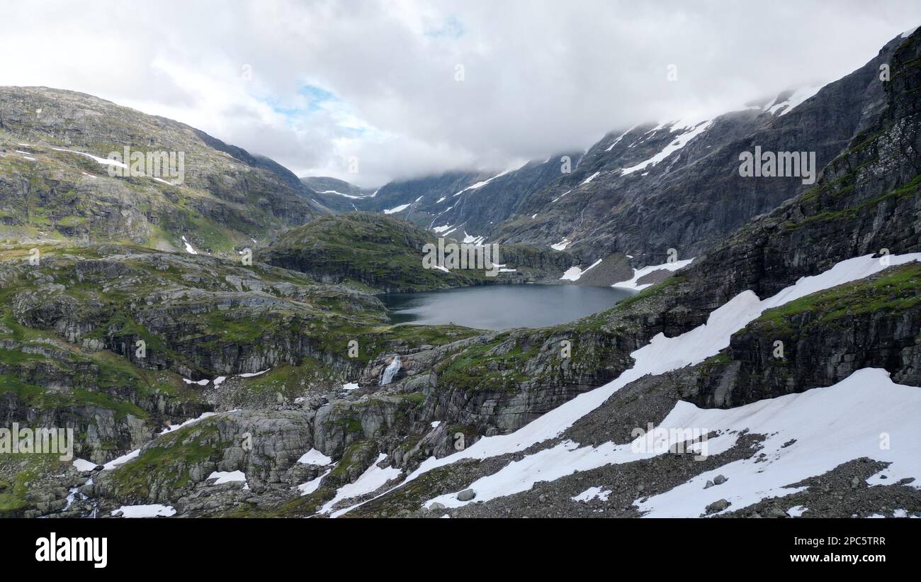 Eine Landschaft mit schneebedeckten Bergen und einem See in der Mitte Stockfoto