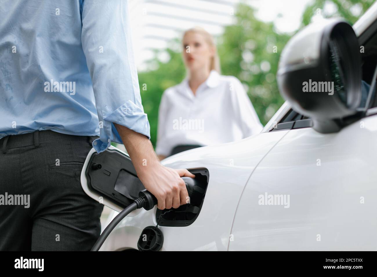 Nahaufnahme Fokus Einsetzen Sie das ElektrofahrzeugLadegerät an der öffentlichen Ladestation