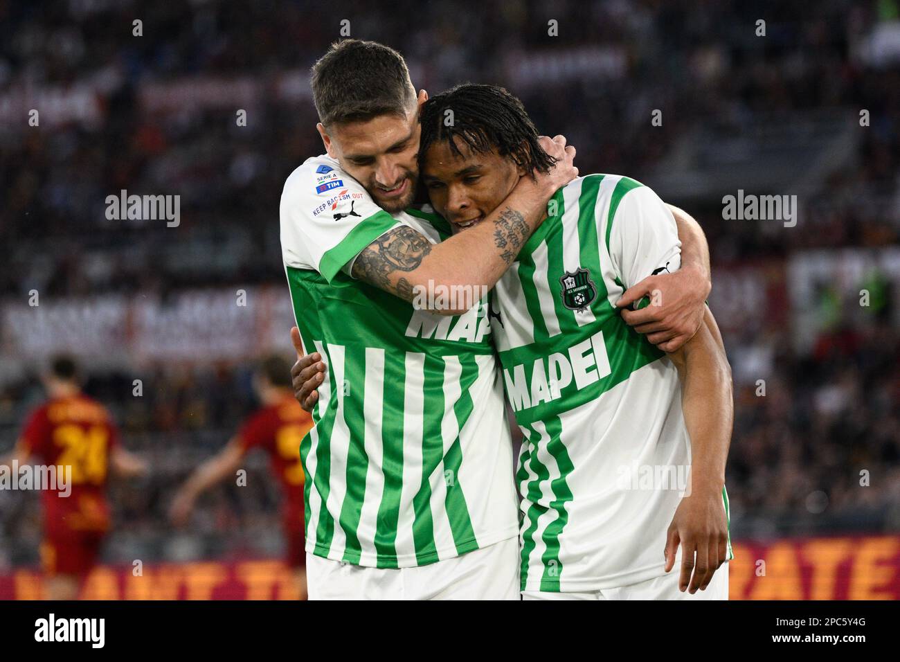 Rom, Italien. 12. März 2023. Armand Lauriente (US Sassuolo) Domenico Berardi (US Sassuolo) feiert, nachdem er während der italienischen Fußballmeisterschaft das Tor 0-1 erzielte, Ein Spiel von 2022/2023 zwischen AS Roma und US Sassuolo im Olimpic-Stadion in Rom am 12. März 2023. Kredit: Unabhängige Fotoagentur/Alamy Live News Stockfoto