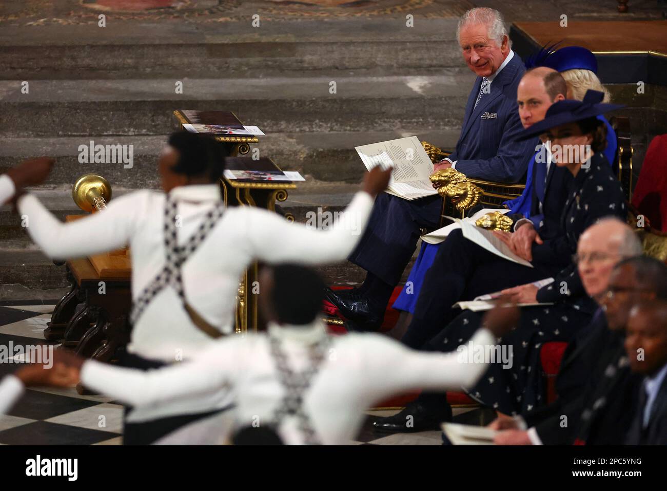 Britanniens König Charles, Camilla, königlicher Gemahl, Prinz William, Prinz von Wales und Catherine, Prinzessin von Wales, sehen Tänzerinnen beim Commonwealth Day Gottesdienst, der am 13. März 2023 in Westminster Abbey in London stattfindet. REUTERS/Hannah McKay/Pool Stockfoto