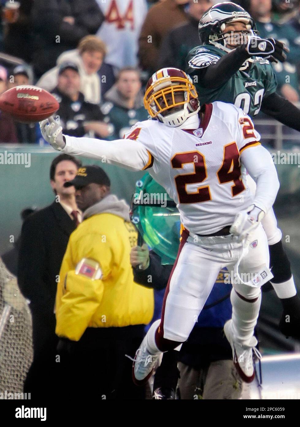** FILE ** Washington Redskins cornerback Shawn Springs (24) and Philadelphia Eagles receiver Greg Lewis both miss a pass during their NFL football game in Philadelphia in this Jan. 1, 2006 file photo. (AP Photo/George Widman, File) Stockfoto