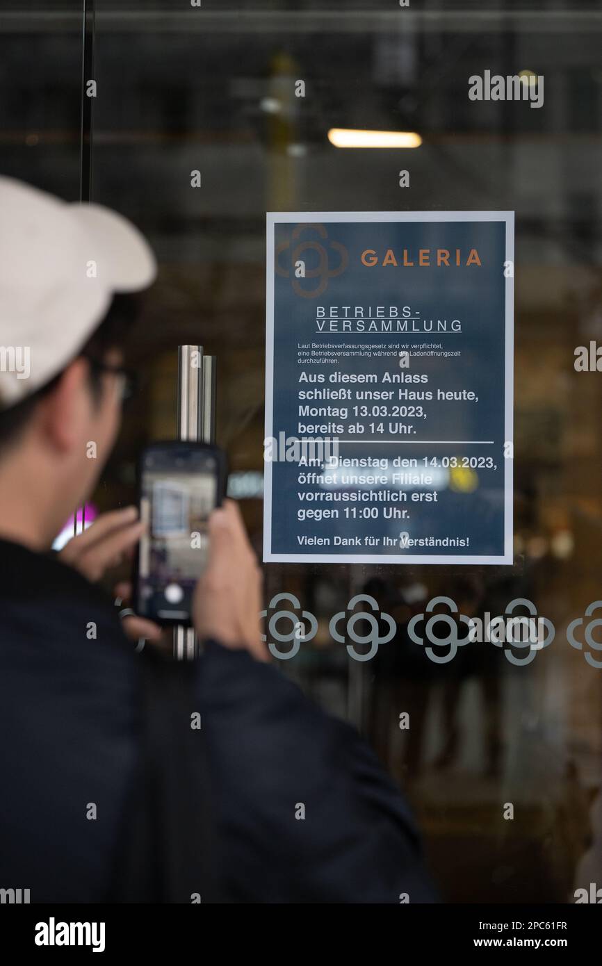 13. März 2023, Hessen, Frankfurt/Main: Ein Mann fotografiert eine Mitteilung in der Galeria Kaufhof auf der Frankfurter Zeil, wonach das Geschäft am 13. März 2023 wegen einer Werkversammlung geschlossen wird. Deutschlands letzte große Kaufhausgruppe Galeria Karstadt Kaufhof schließt 52 der verbleibenden 129 Kaufhäuser. Foto: Sebastian Gollnow/dpa Stockfoto