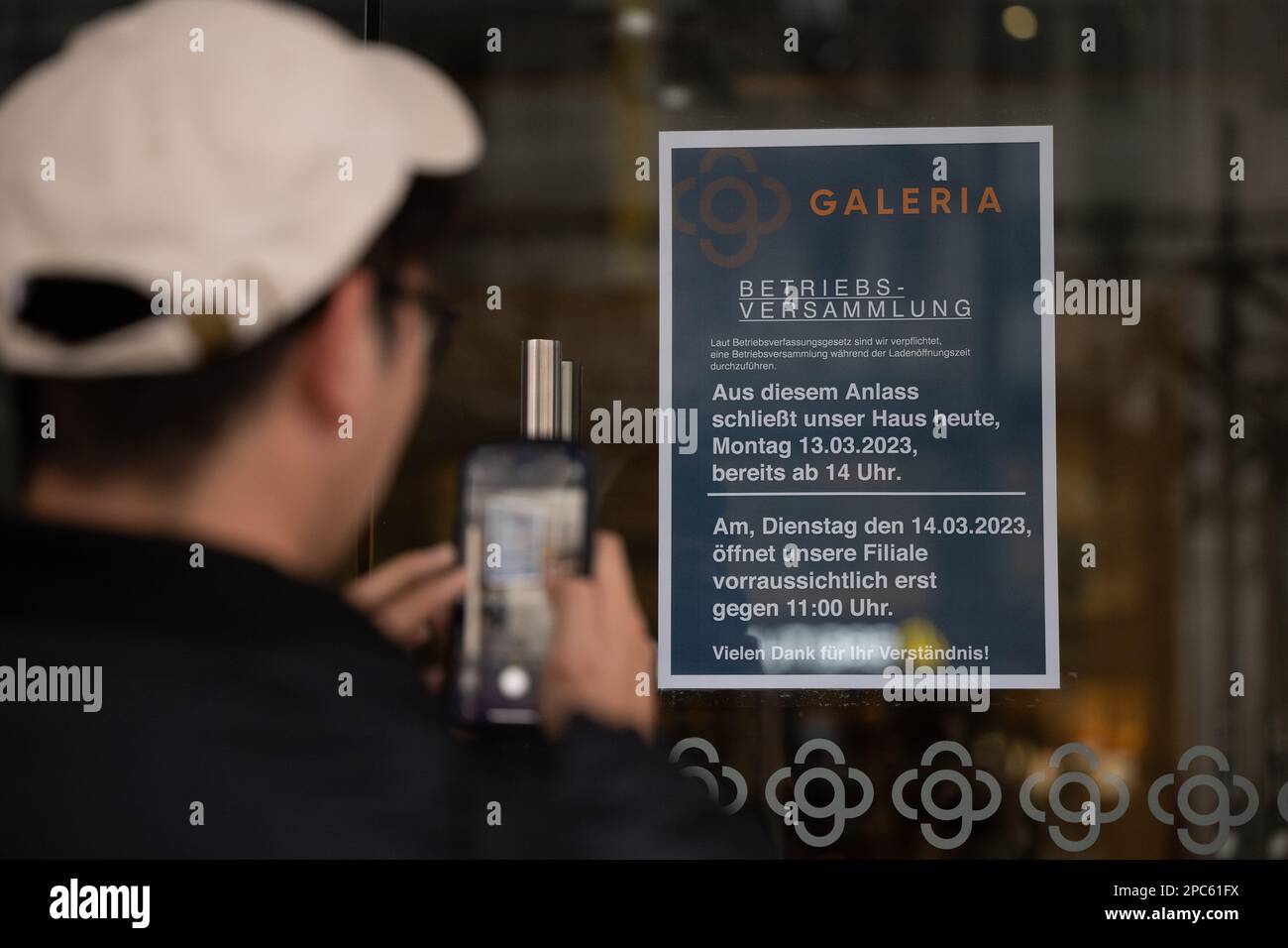 13. März 2023, Hessen, Frankfurt/Main: Ein Mann fotografiert eine Mitteilung in der Galeria Kaufhof auf der Frankfurter Zeil, wonach das Geschäft am 13. März 2023 wegen einer Werkversammlung geschlossen wird. Deutschlands letzte große Kaufhausgruppe Galeria Karstadt Kaufhof schließt 52 der verbleibenden 129 Kaufhäuser. Foto: Sebastian Gollnow/dpa Stockfoto