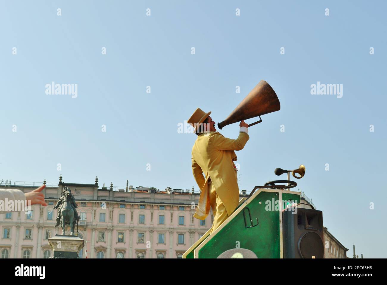 Schauspieler, der in das Megafon in einer Straßenshow auf der Piazza Duomo während der Theatervorstellung zum Karnevalsfest spricht. Stockfoto