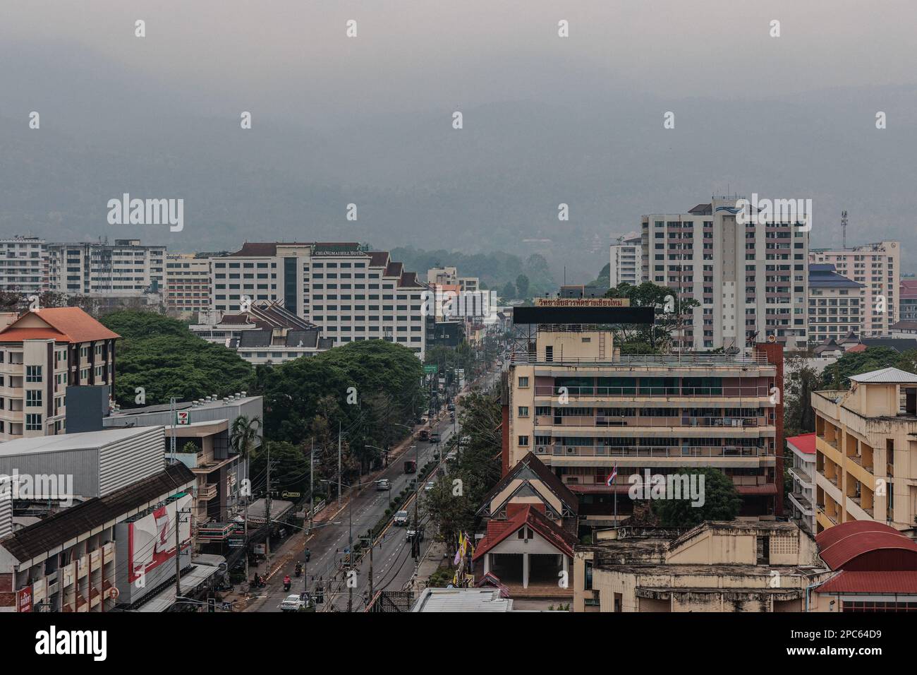 Chiang Mai, Thailand. 13. März 2023. Die Stadt Chiang Mai wird von der Luftverschmutzung überflutet. Chiang Mai wurde mit einer PM2,5-Konzentration von mehr als 100,3 µg/m³ die größte verschmutzte Stadt der Welt, die mehr als das 20-Fache des jährlichen LUFTQUALITÄTSLEITWERTS DER WHO beträgt. Die Stadt wurde von dem Nebel der Luftverschmutzung bedeckt, die gesundheitliche Auswirkungen haben könnte. Kredit: SOPA Images Limited/Alamy Live News Stockfoto