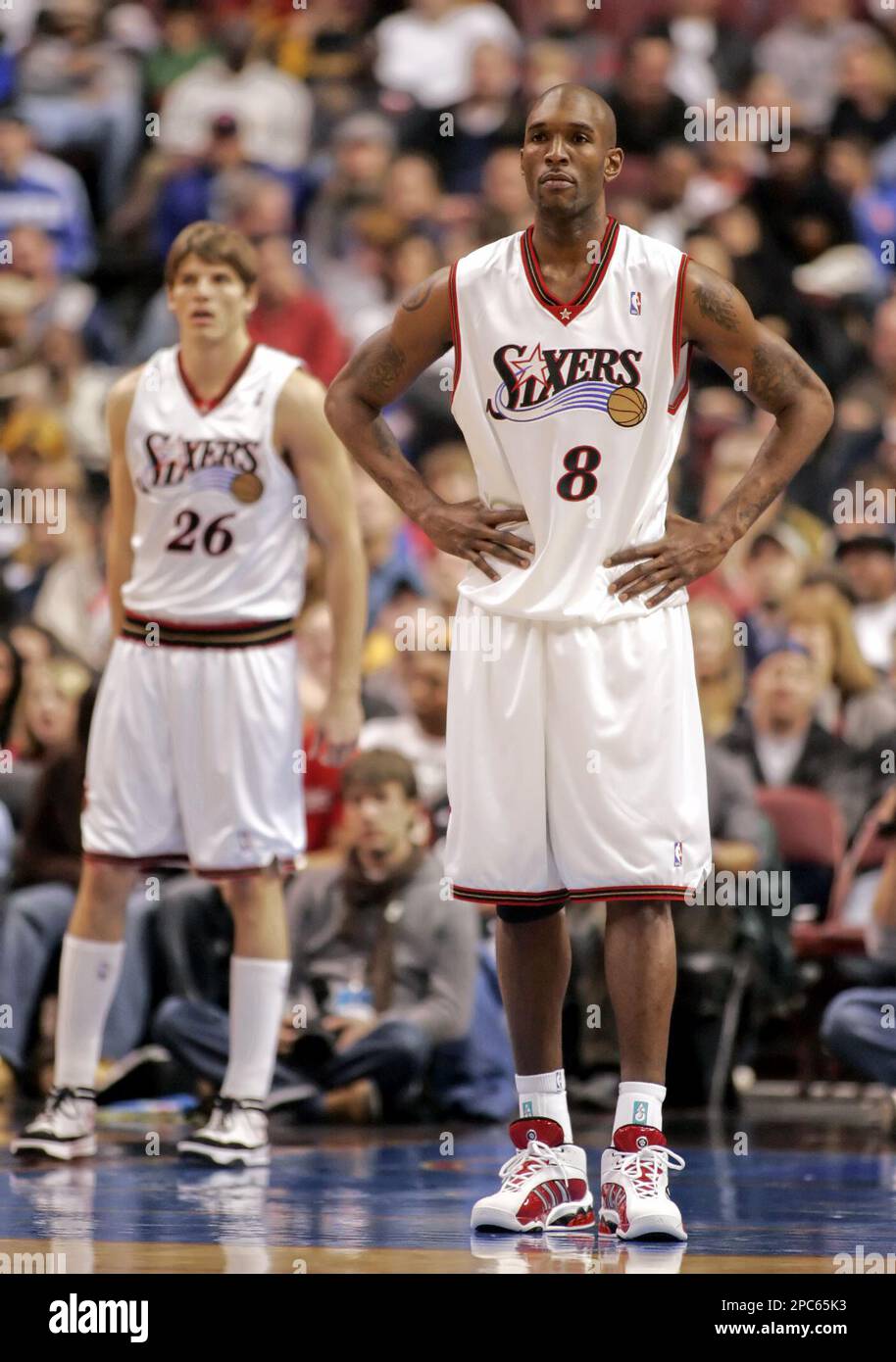 Philadelphia 76ers Joe Smith (8) starting his first game with the team after being acquired in a trade from the Denver Nuggets waits for play to resume along with Kyle Korver (26) during the first period of an NBA basketball game with the New York Knicks Saturday, Dec. 23, 2006, in Philadelphia. (AP Photo/Tom Mihalek) Stockfoto