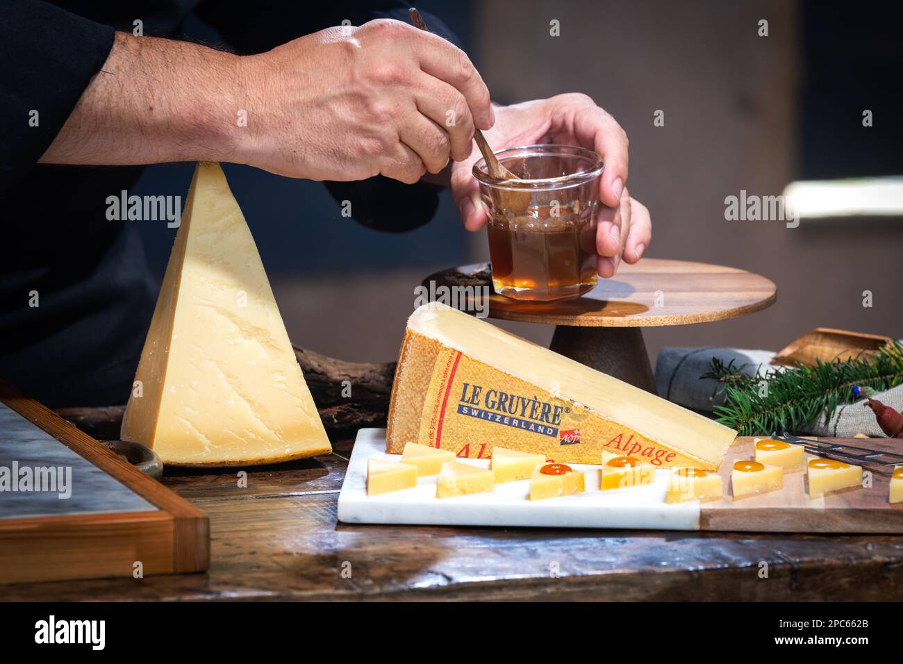 Juli 12 2022, Lyon, Frankreich : Probierten berühmten schweizer Käse : Le Gruyère d'Alpage mit Honig zum Mittagessen und kulinarischen Erlebnis Stockfoto