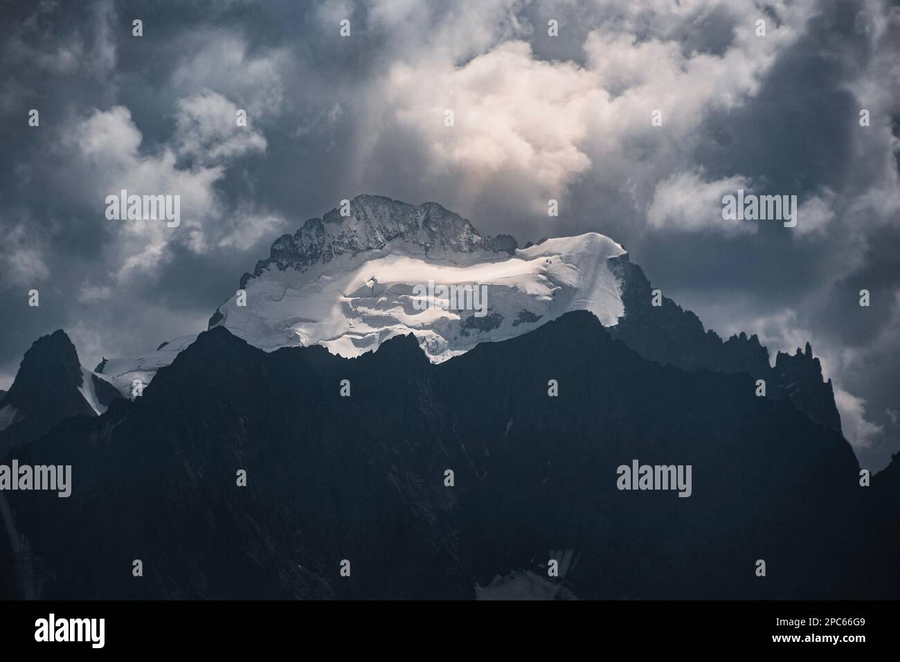 El pico de la Barre des Ecrins entre las Nubes. Stockfoto