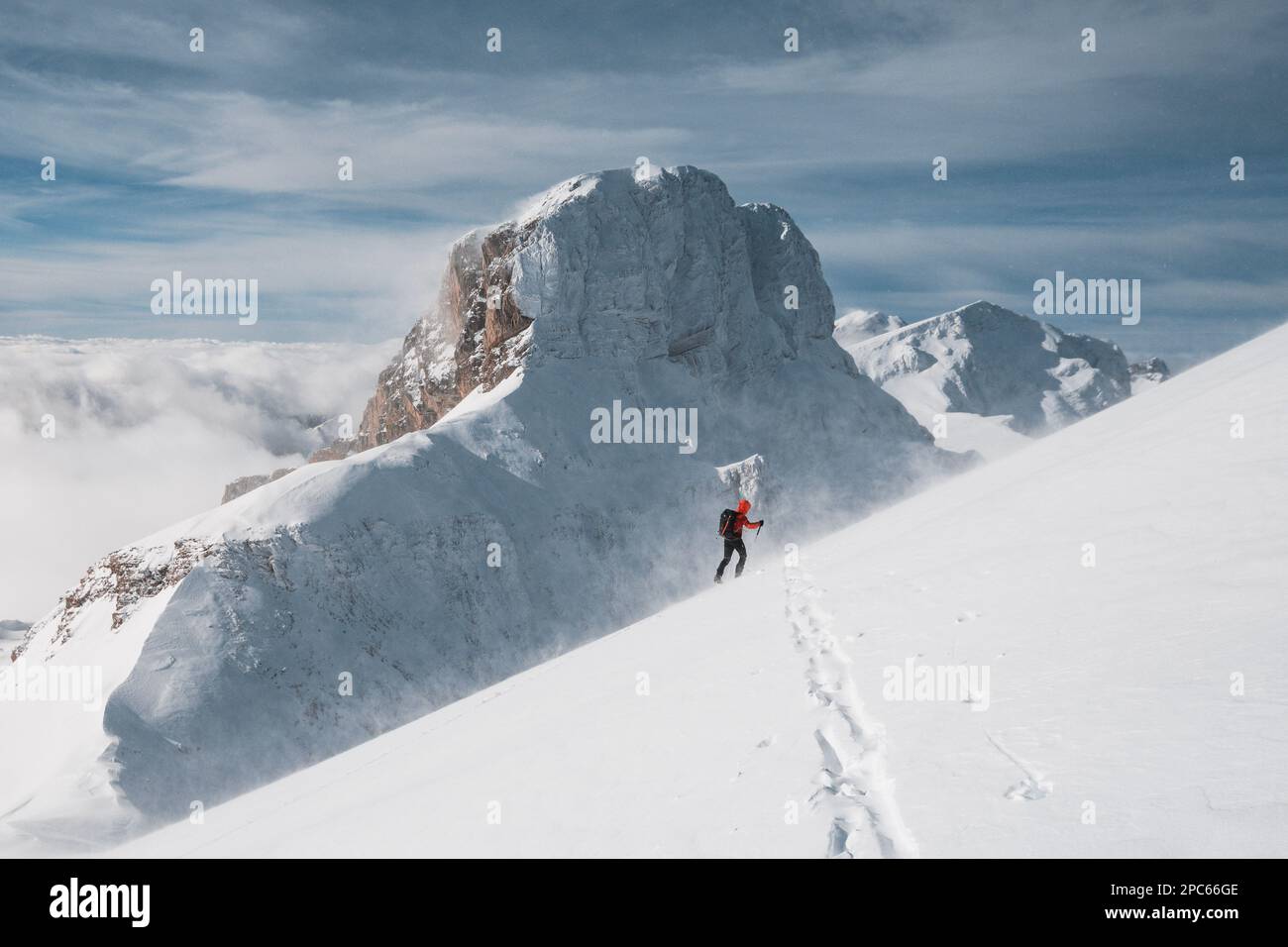 Montañero ascendiendo el pico Aspe con esquís de Montaña. En el pirineo aragonés, cerca del valle de Candanchú y Canfranc. Huesca. Stockfoto