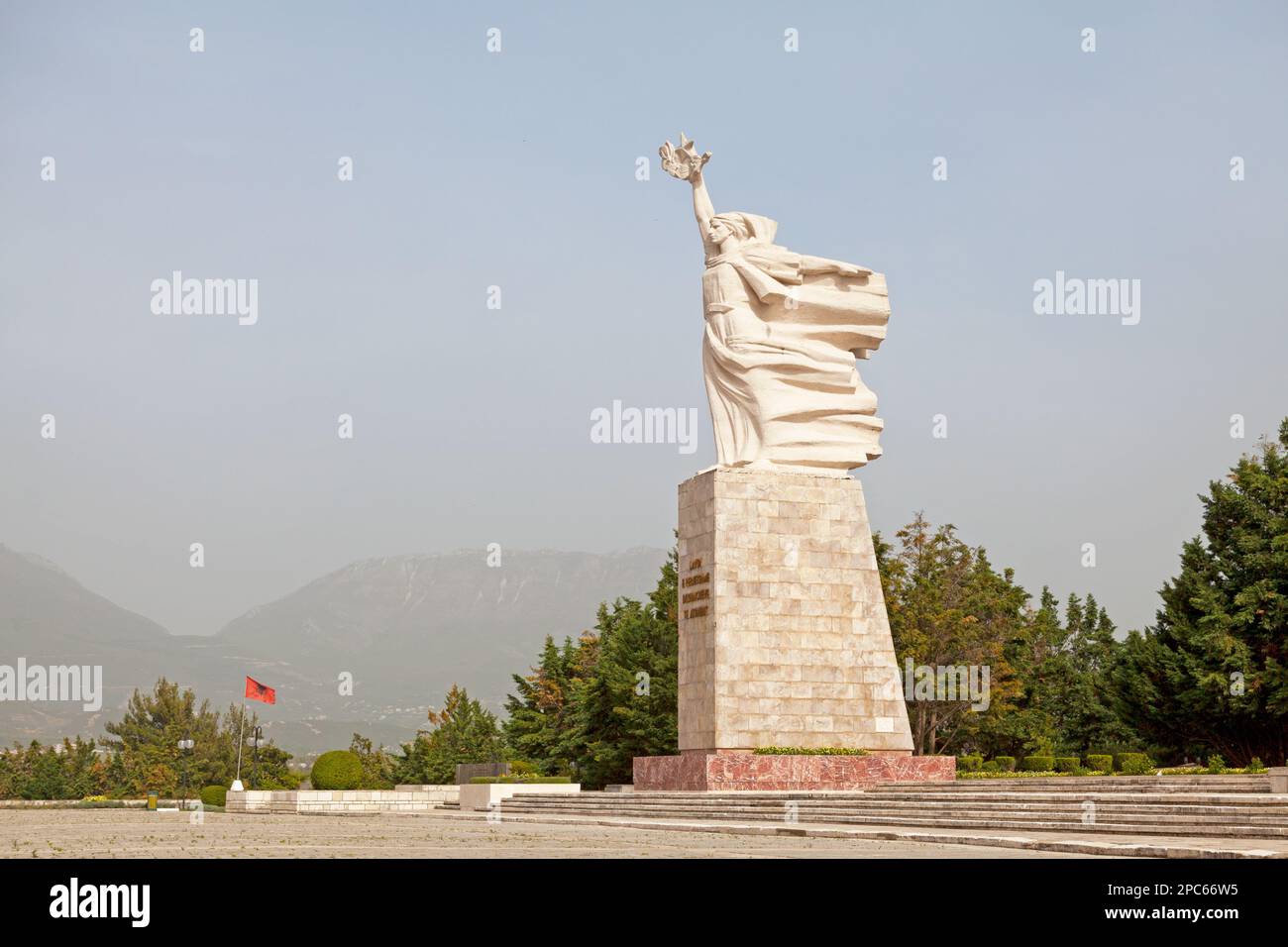 Tirana, Albanien - April 24 2019: Die Statue Mutter Albaniens befindet sich auf dem Nationalfriedhof für Märtyrer Albaniens (Albanisch: Varrezat e Dëshmorëve të Stockfoto