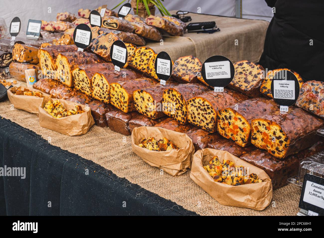 Auswahl an verschiedenen Sorten hausgemachter Roggenzerealien und süßem Brot in einem Street Food Markt Stockfoto