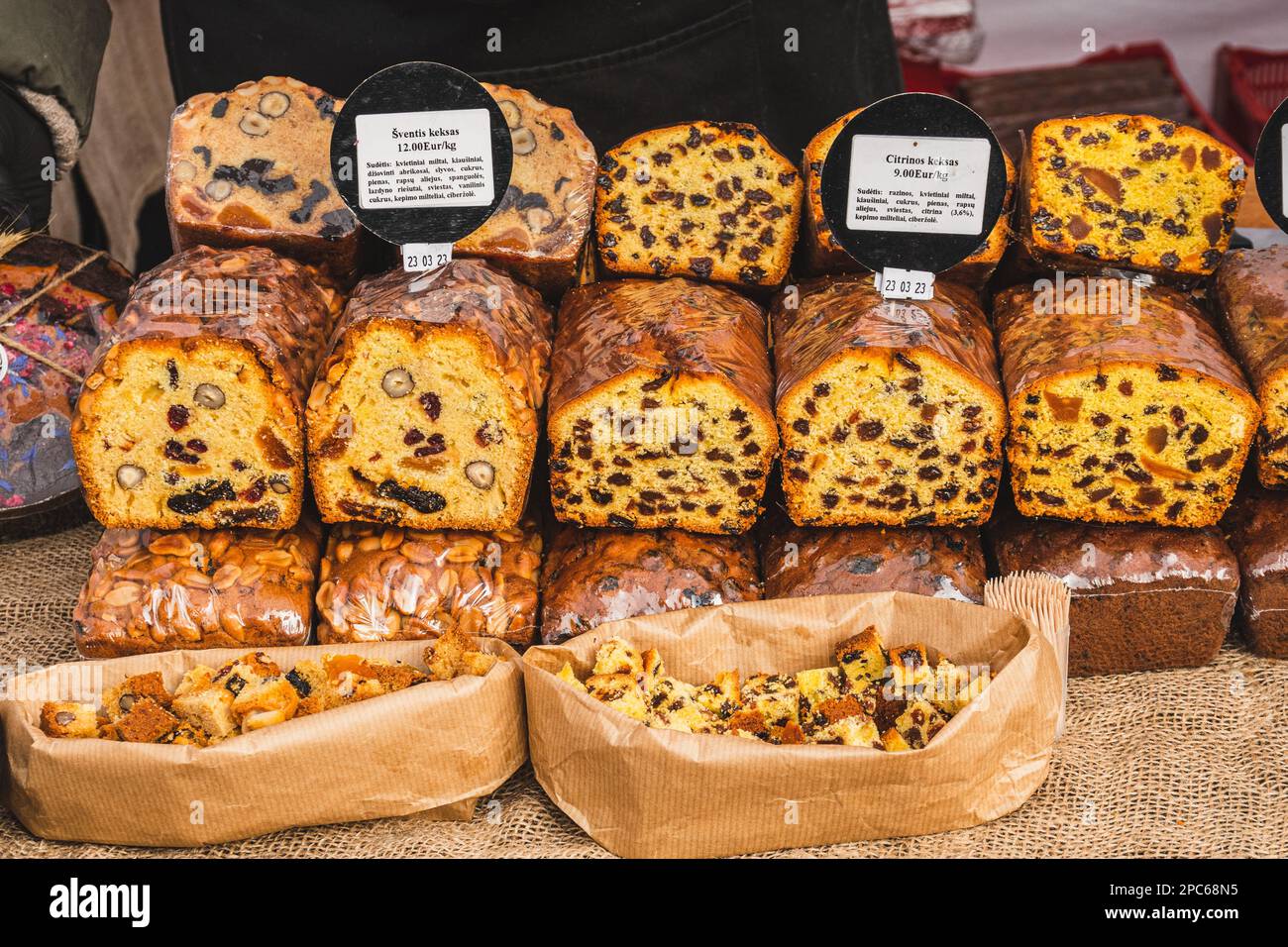 Auswahl an verschiedenen Sorten hausgemachter Roggenzerealien und süßem Brot in einem Street Food Markt Stockfoto