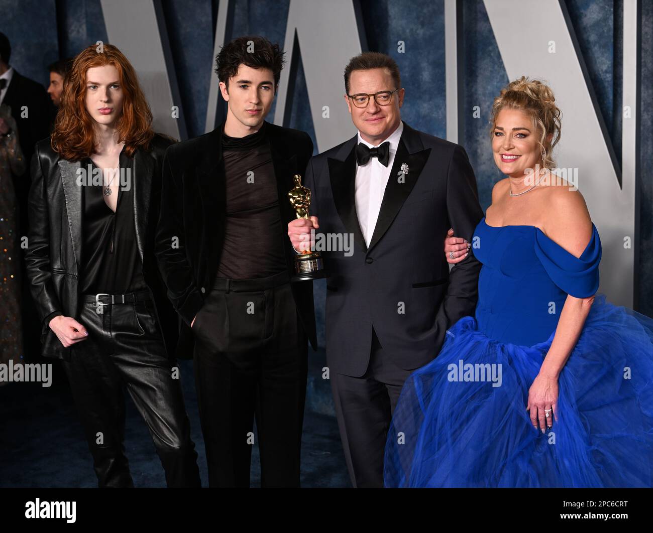 Los Angeles, USA. 13. März 2023. Jeanne Moore, Brendan Fraser, Leland Fraser und Holden Fraser kommen zur Vanity Fair Oscar Party 2023, Wallis Annenberg Center for the Performing Arts, Los Angeles. Kredit: Doug Peters/EMPICS/Alamy Live News Stockfoto
