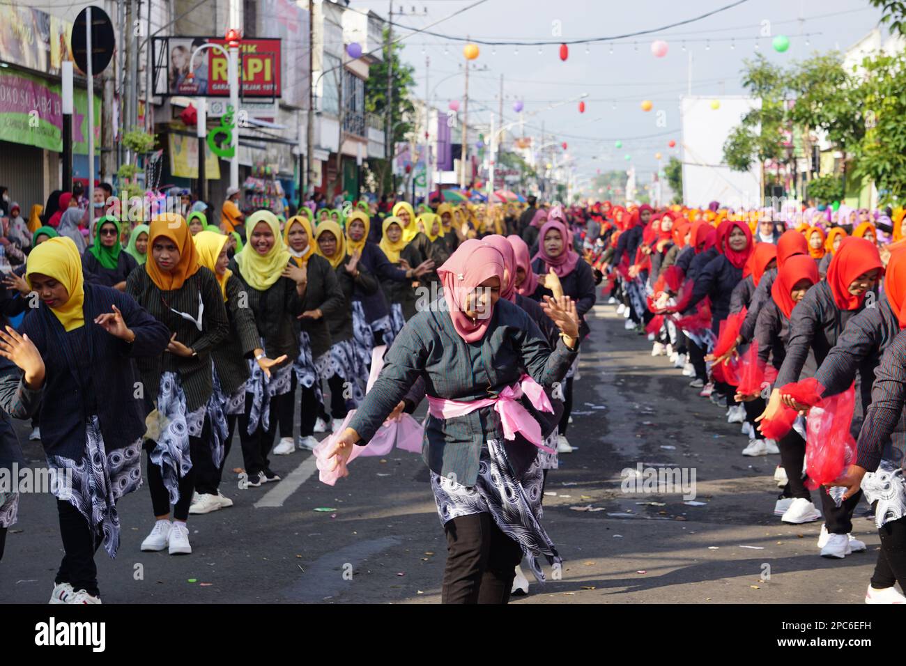 Die Indonesier machen einen traditionellen Flash-Mob-Tanz, um den nationalen Schultag zu feiern Stockfoto