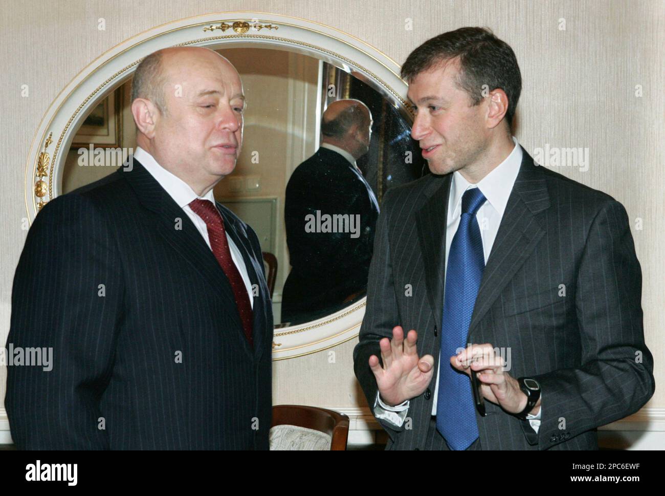 Russian Prime Minister Mikhail Fradkov, left, speaks with billionaire Roman Abramovich before a session of Russia's Security Council in the Moscow Kremlin, Wednesday, Dec. 20, 2006. Abramovich on Wednesday submitted his resignation as governor of the remote Far Eastern Chukotka region, an aide said. Abramovich was first elected governor of Chukotka six years ago and was appointed by Putin last year after direct elections of regional leaders were abolished.(AP Photo/ITAR-TASS/Presidential Press Service, Vladimir Rodinov) Stockfoto