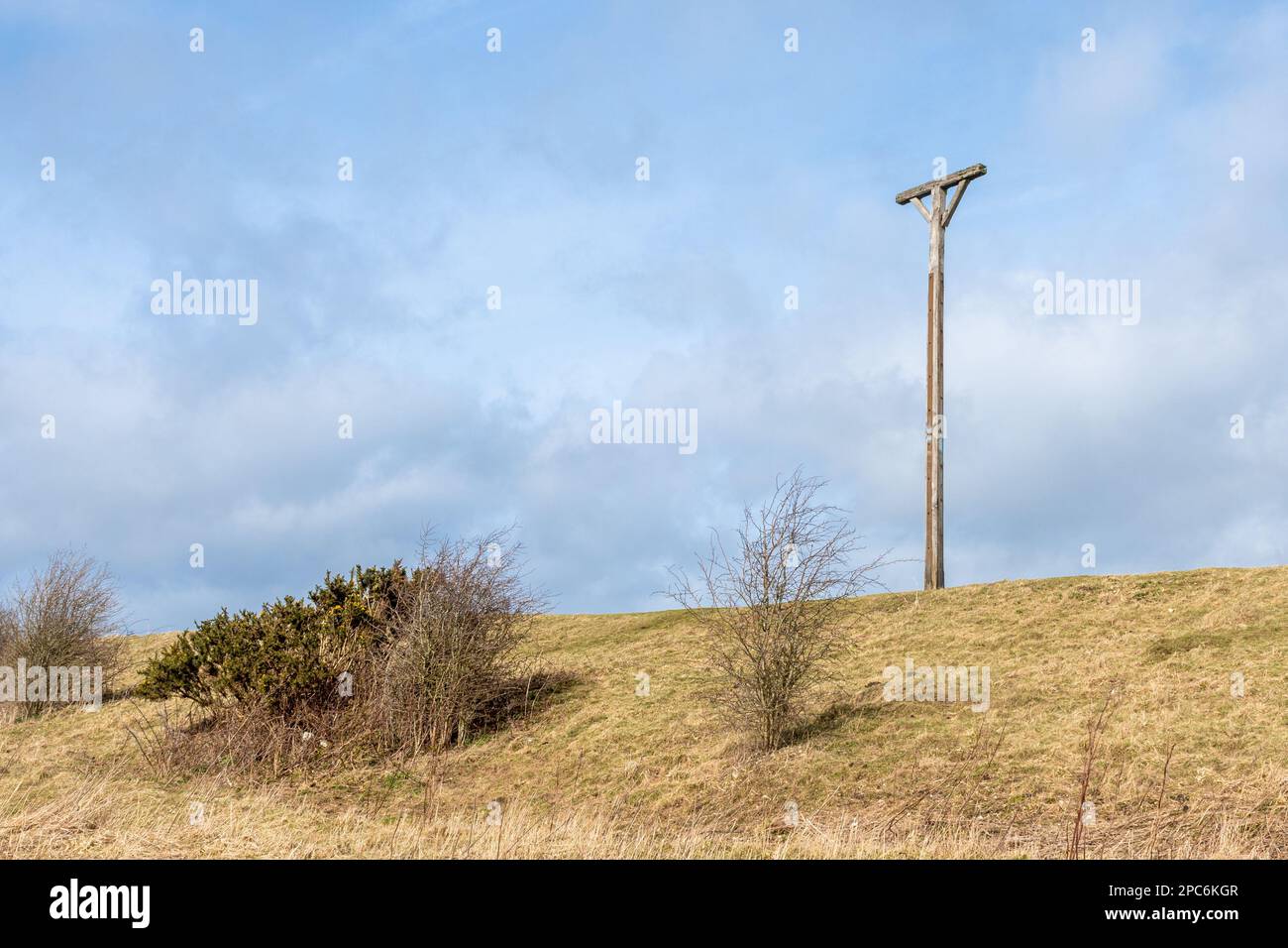 Der Combe Gibbet auf dem Gipfel des Gallows Down in Berkshire, England, Großbritannien, ist ein historisches Wahrzeichen und eine Besucherattraktion Stockfoto