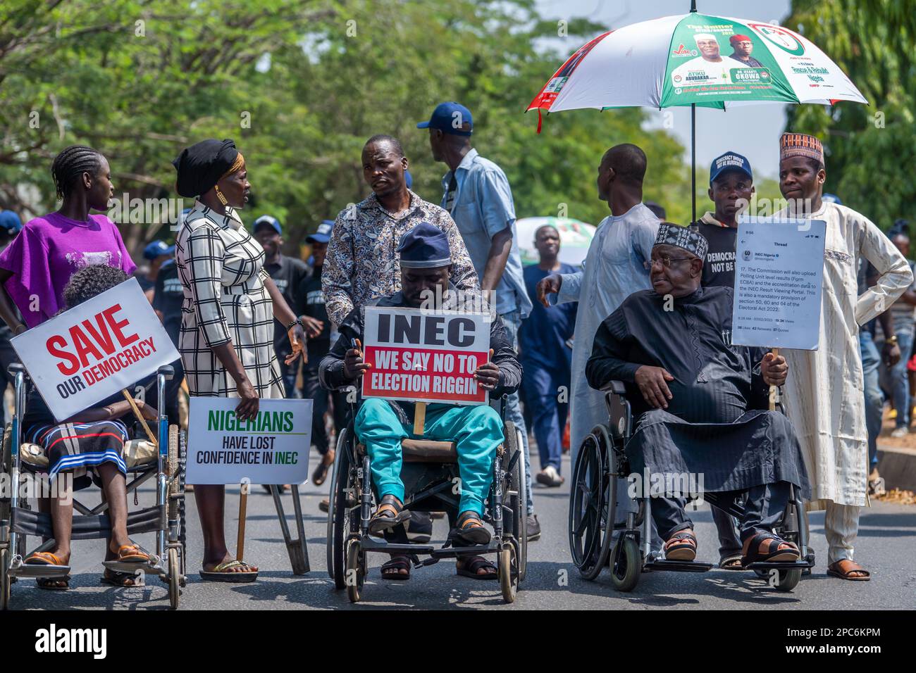 Anhänger mit Behinderungen der Demokratischen Volkspartei (PDP) protestieren am nationalen Hauptquartier der Unabhängigen nationalen Wahlkommission (INEC) in Abuja, um das Ergebnis des Wahlergebnisses vom Februar 25. zu missbilligen. Abuja, Nigeria. Stockfoto