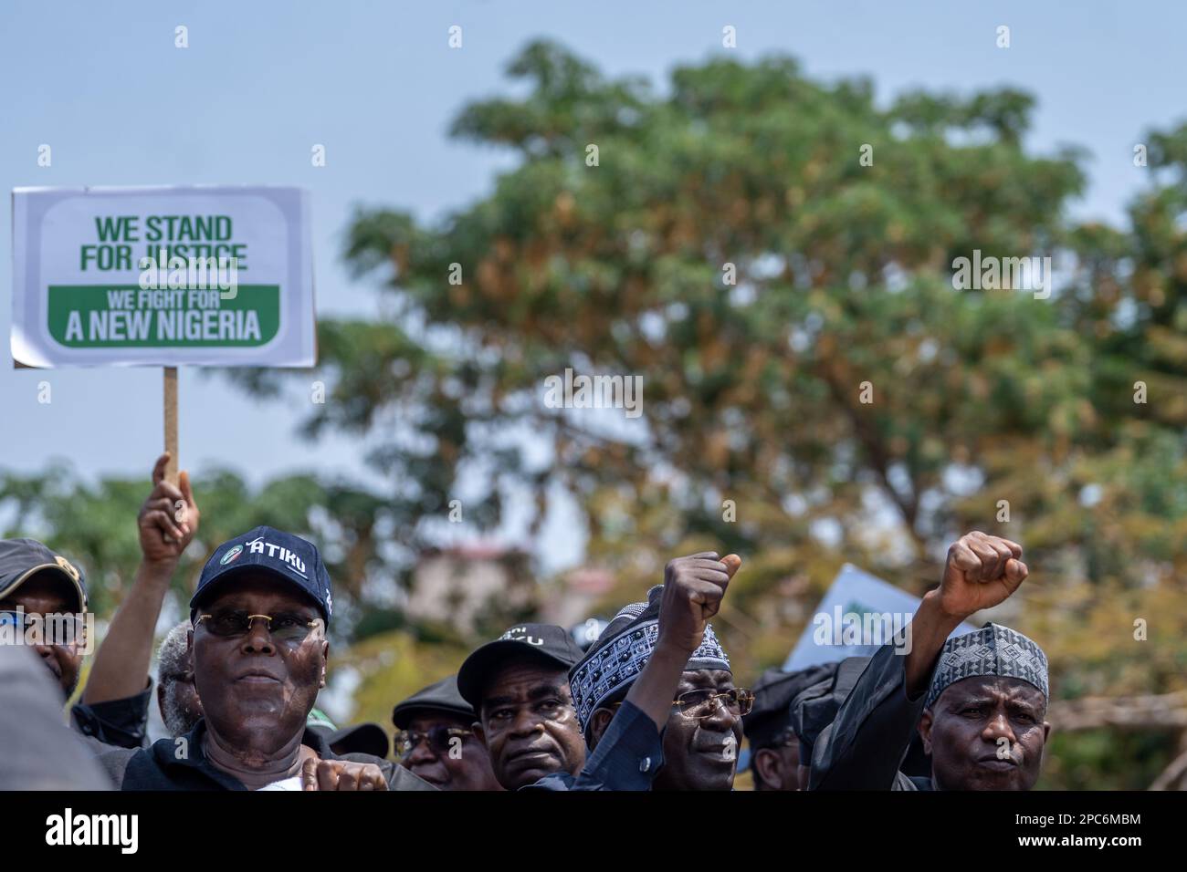 Anhänger der Demokratischen Volkspartei (PDP) protestieren am nationalen Hauptquartier der Unabhängigen nationalen Wahlkommission (INEC) in Abuja, um das Ergebnis des Wahlergebnisses vom Februar 25. zu missbilligen. Abuja, Nigeria. Stockfoto