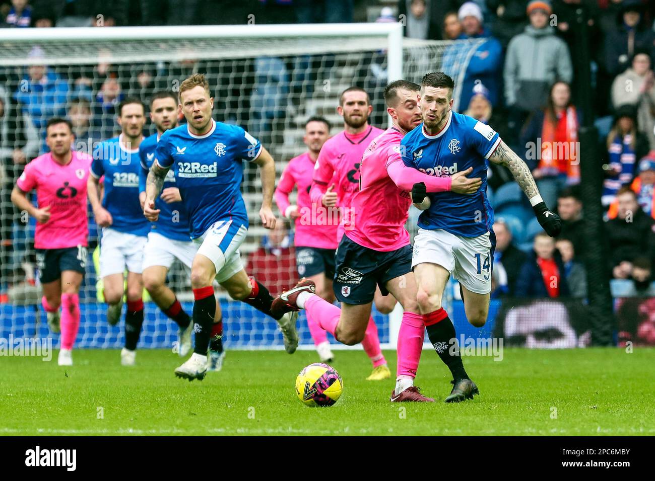 Ryan Kent spielt für die Rangers in Ibrox, Glasgow, gegen Raith Rovers im Scottish Cup Viertelfinale. Kent in Angriff genommen von Brad Spencer (Raith Rover) Stockfoto Ryan Kent spielt für die Rangers in Ibrox, Glasgow, gegen Raith Rovers im Scottish Cup Viertelfinale. Kent in Angriff genommen von Brad Spencer (Raith Rover) Stockfoto