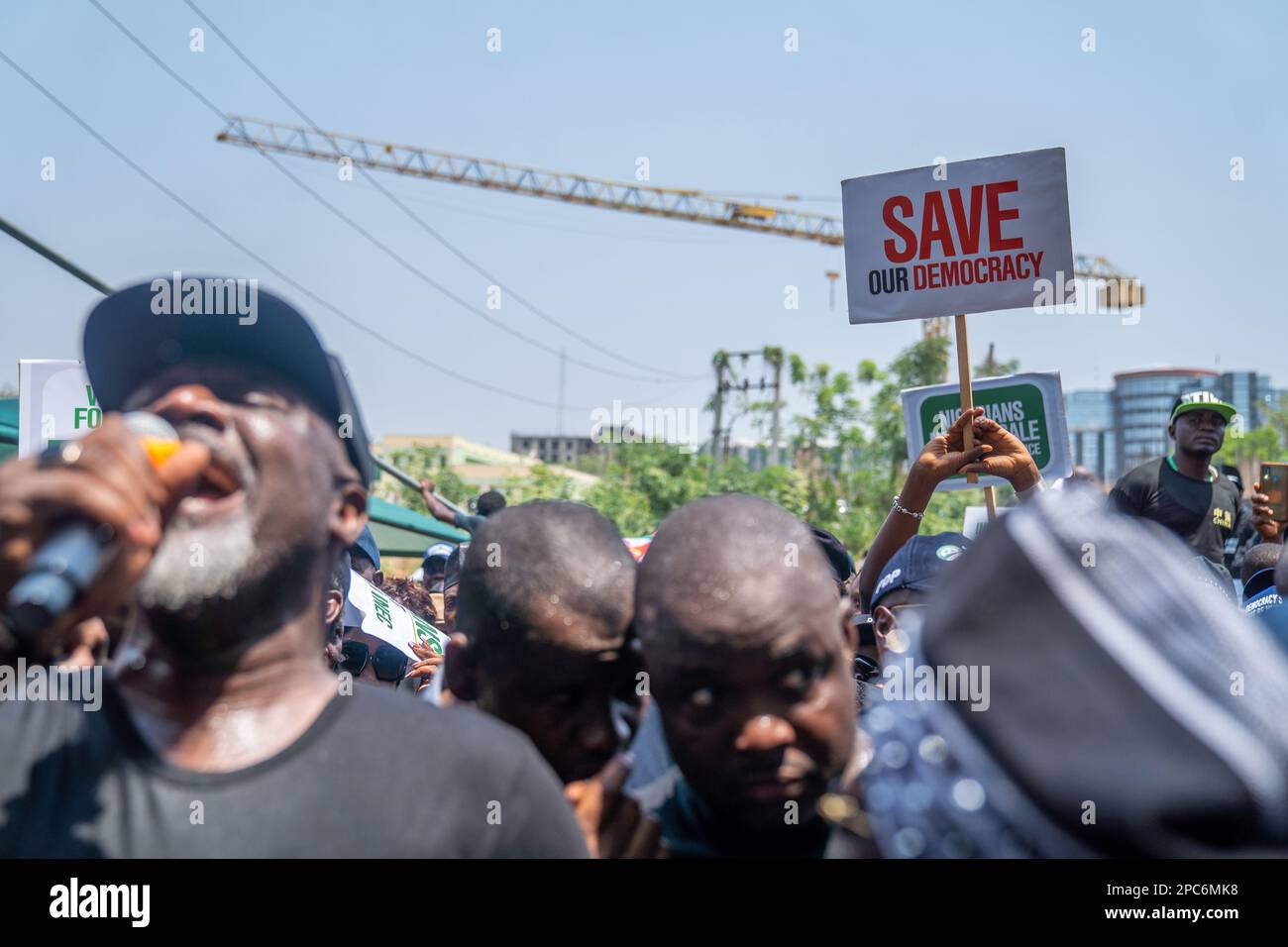 Anhänger der Demokratischen Volkspartei (PDP) protestieren am nationalen Hauptquartier der Unabhängigen nationalen Wahlkommission (INEC) in Abuja, um das Ergebnis des Wahlergebnisses vom Februar 25. zu missbilligen. Abuja, Nigeria. Stockfoto