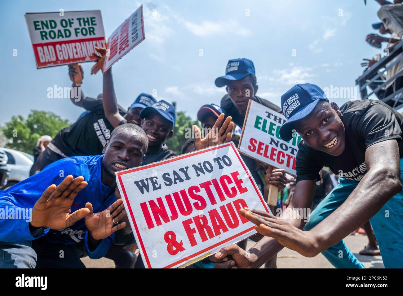 Anhänger der Demokratischen Volkspartei (PDP) protestieren am nationalen Hauptquartier der Unabhängigen nationalen Wahlkommission (INEC) in Abuja, um das Ergebnis des Wahlergebnisses vom Februar 25. zu missbilligen. Abuja, Nigeria. Stockfoto
