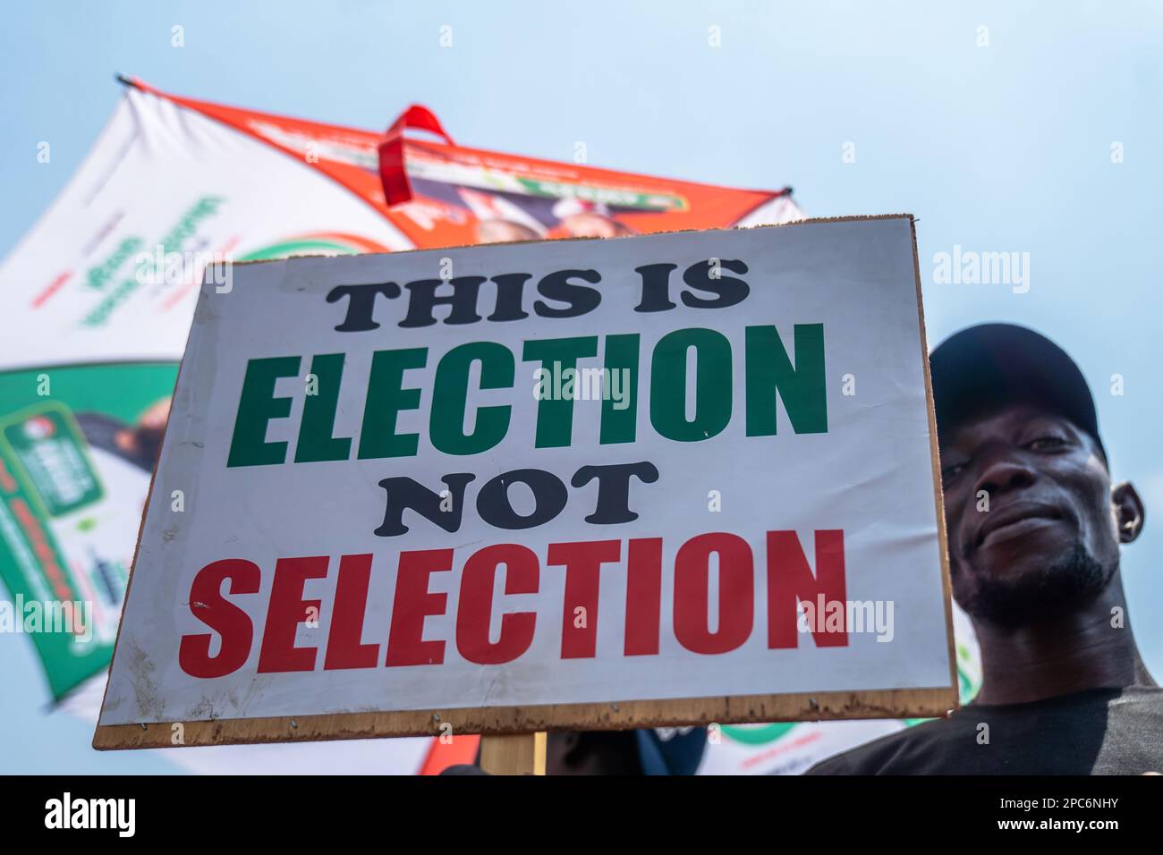 Anhänger der Demokratischen Volkspartei (PDP) protestieren am nationalen Hauptquartier der Unabhängigen nationalen Wahlkommission (INEC) in Abuja, um das Ergebnis des Wahlergebnisses vom Februar 25. zu missbilligen. Abuja, Nigeria. Stockfoto