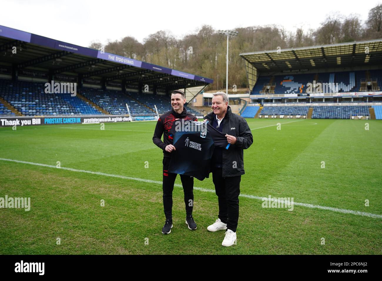 Jeff Stelling (rechts) und Wycombe Wanderers Manager Matt Bloomfield posieren für die Medien im Adams Park, Wycombe. Foto: Montag, 13. März 2023. Stockfoto