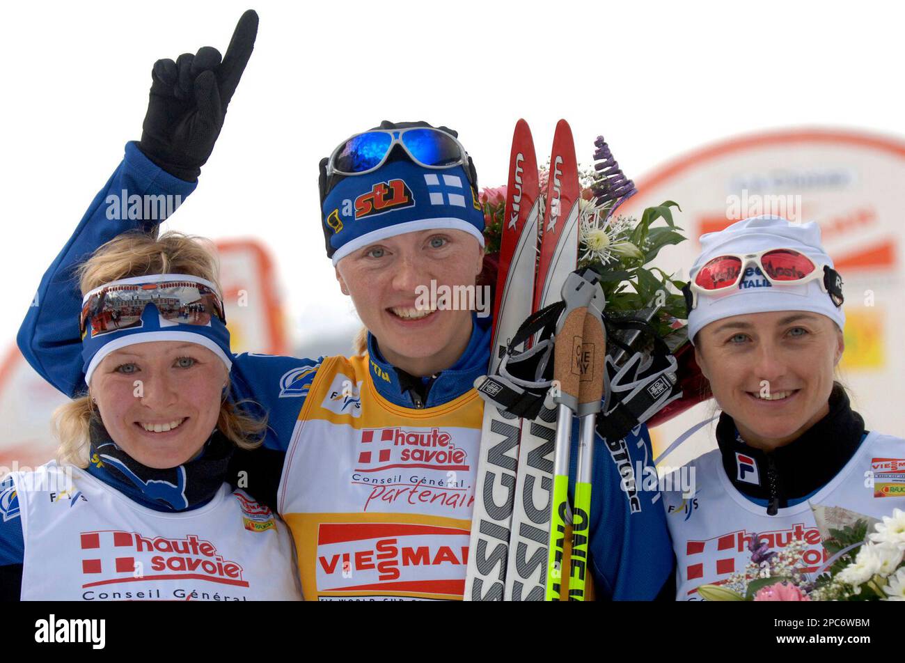 Finland's Virpi Kuitunen , center, winner of the women's World Cup 15-kilometer free technique cross country ski race, reatcs on the podium with second-placed Riitta Roponen of Finland, left, and third-placed Italia's Arianna Follis, in La Clusaz, French Alps, Saturday, Dec. 16, 2006. (AP Photo/Patrick Gardin) Stockfoto